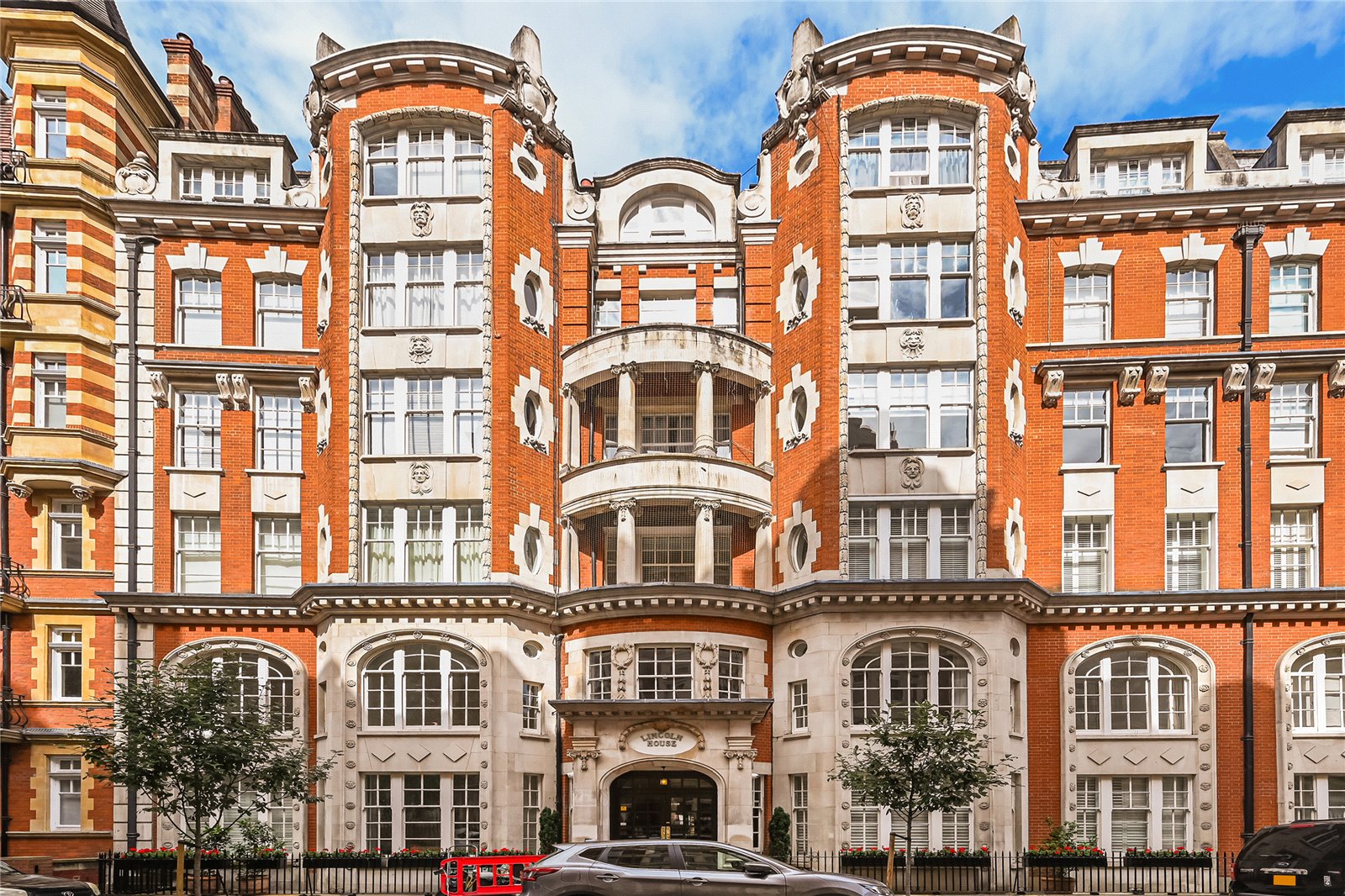 3 Bedroom Flat / Apartment for Sale in Basil Street London SW3