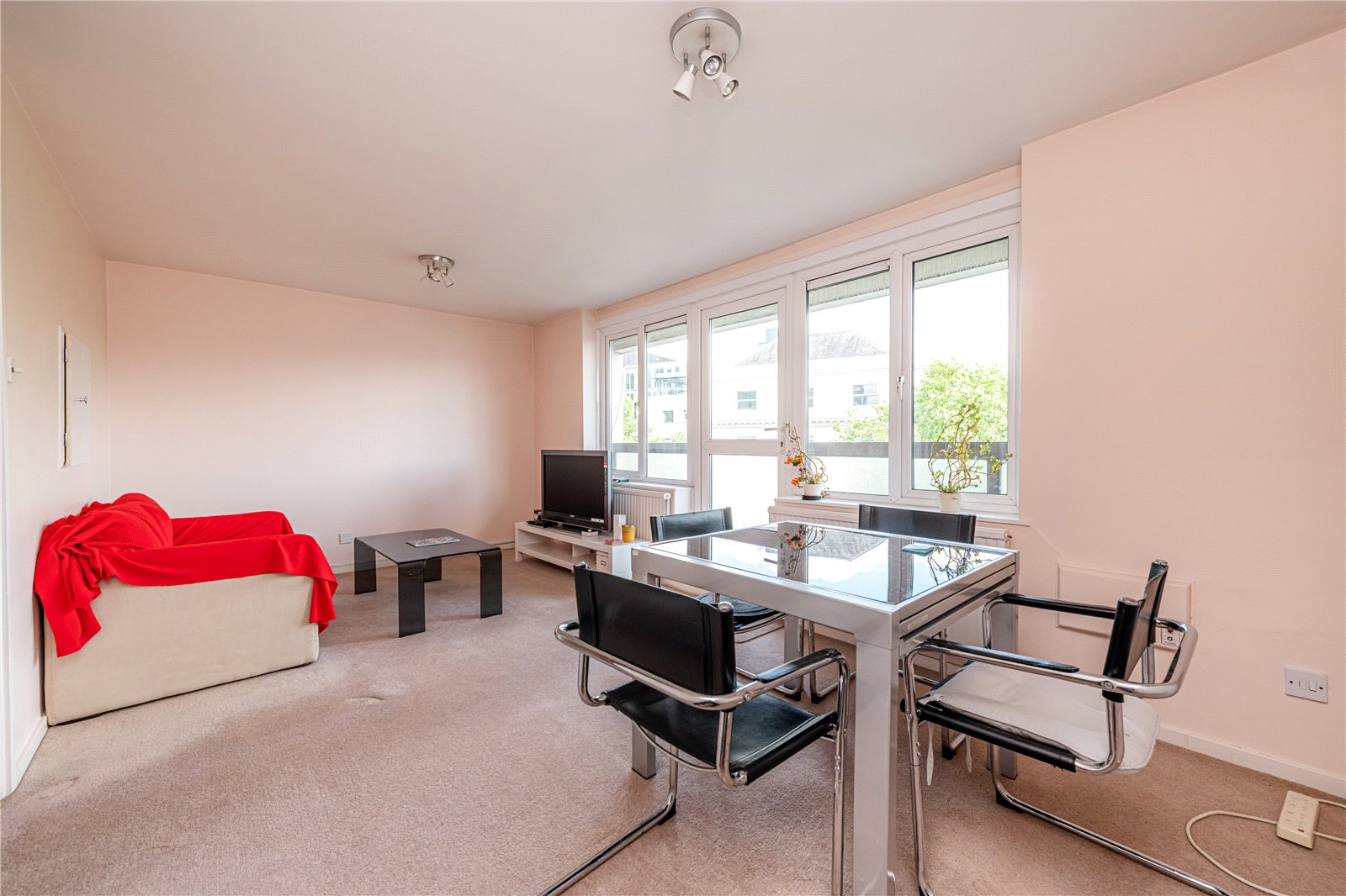 3 Bedroom Flat / Apartment to Rent in Bishops Bridge Road London W2