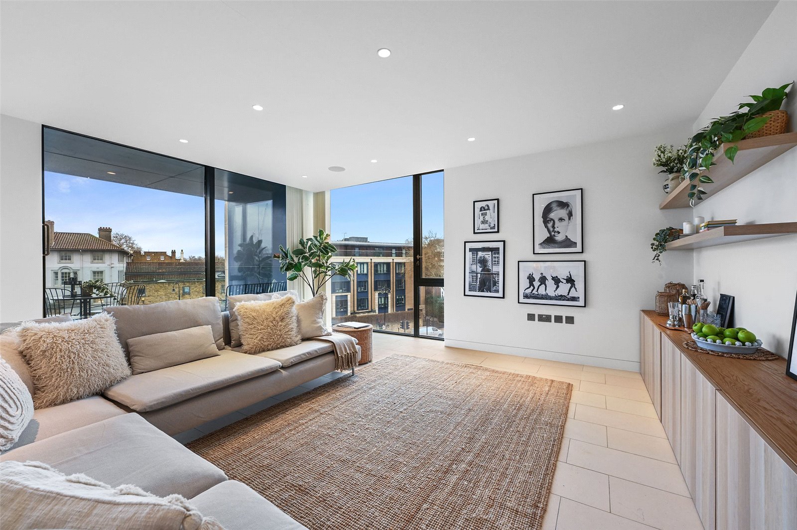 3 Bedroom Flat / Apartment to Rent in Oval Road London NW1