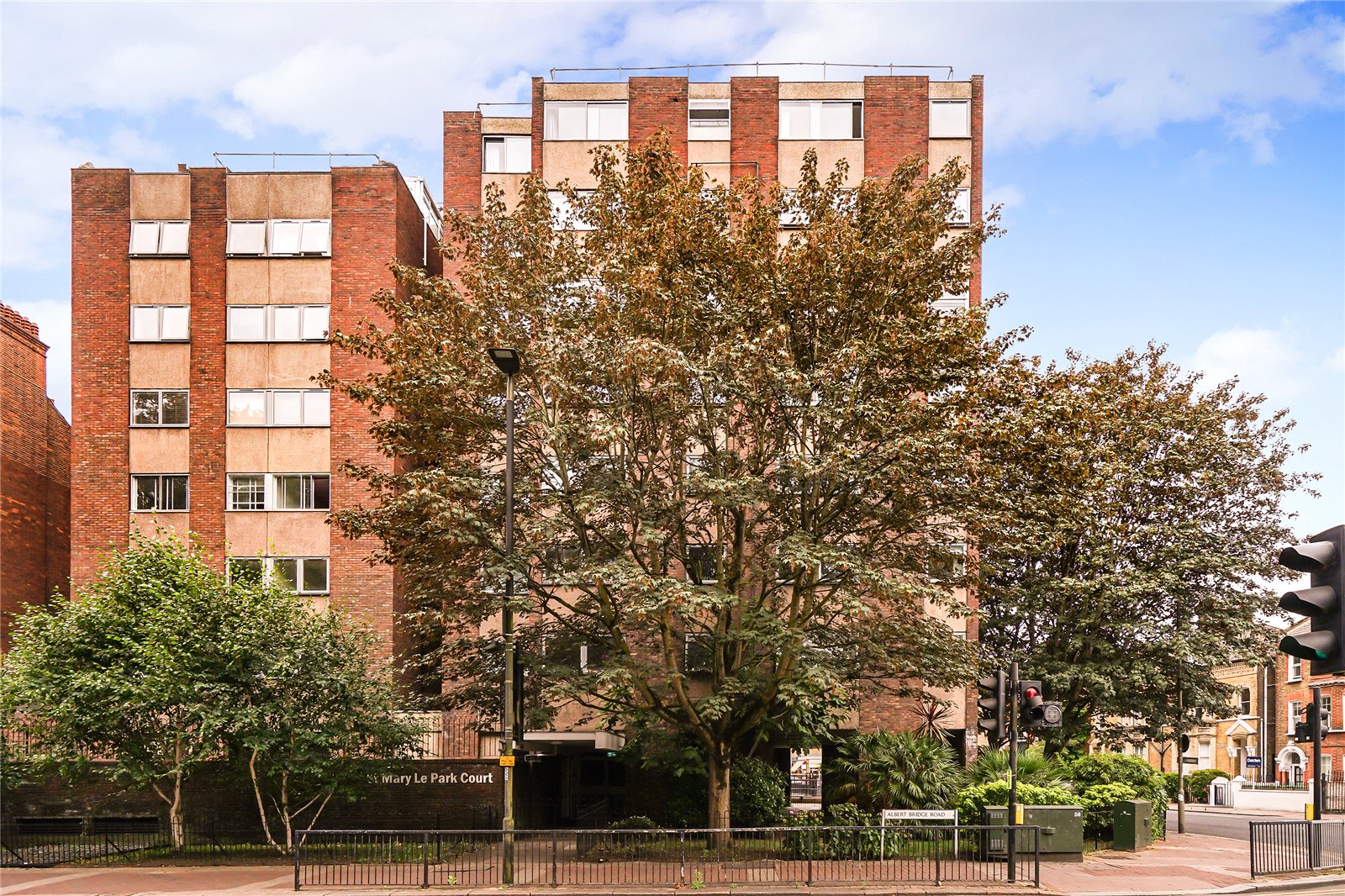 2 Bedroom Flat / Apartment to Rent in Parkgate Road London SW11